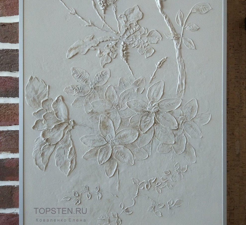 Барельеф с растительными цветочными мотивами на арке из гипсокартона