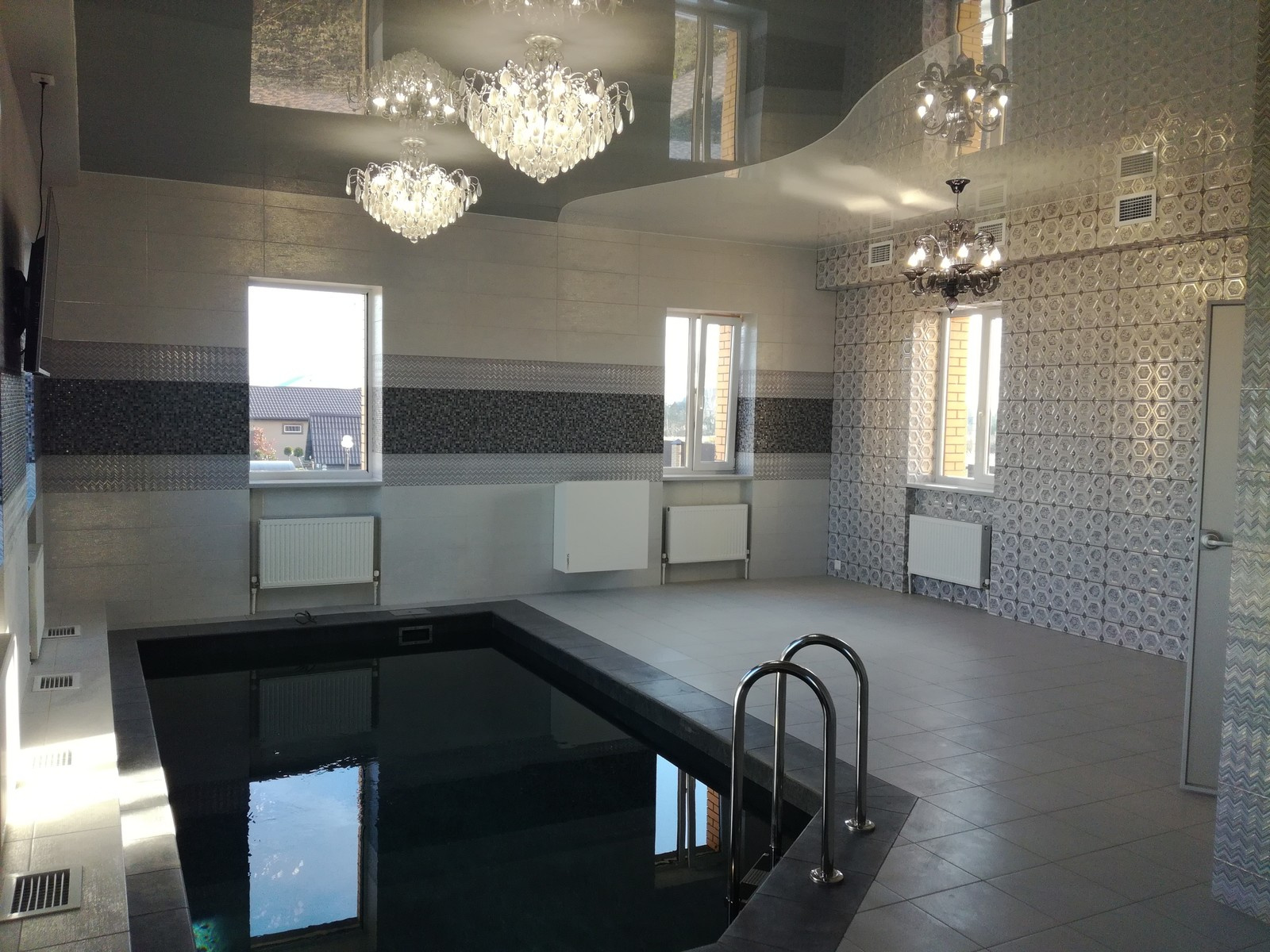 Бассейн с сауной в частном доме