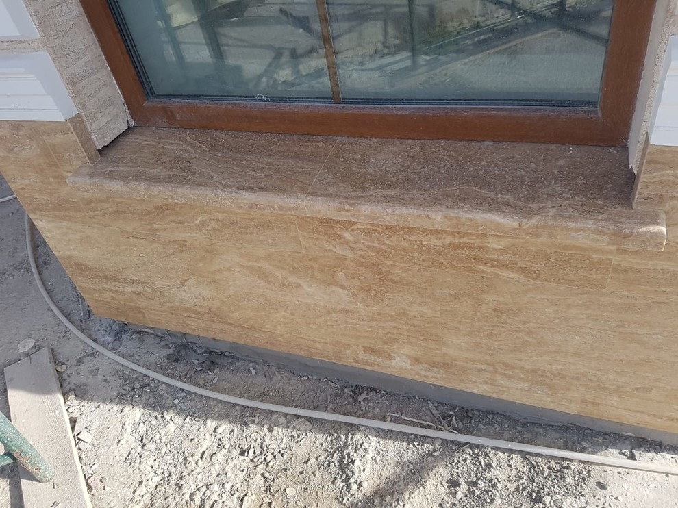 Цоколь из травертина и входная группа