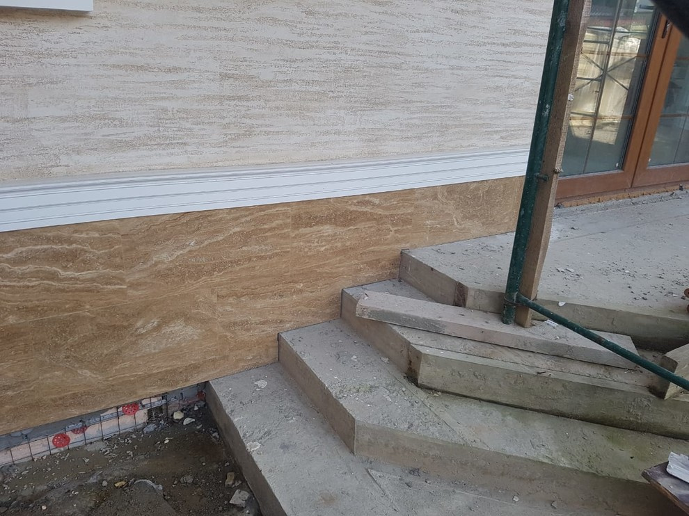 Цоколь из травертина и входная группа