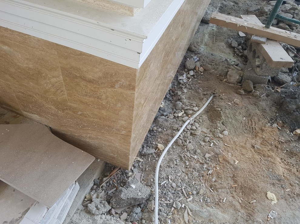 Цоколь из травертина и входная группа