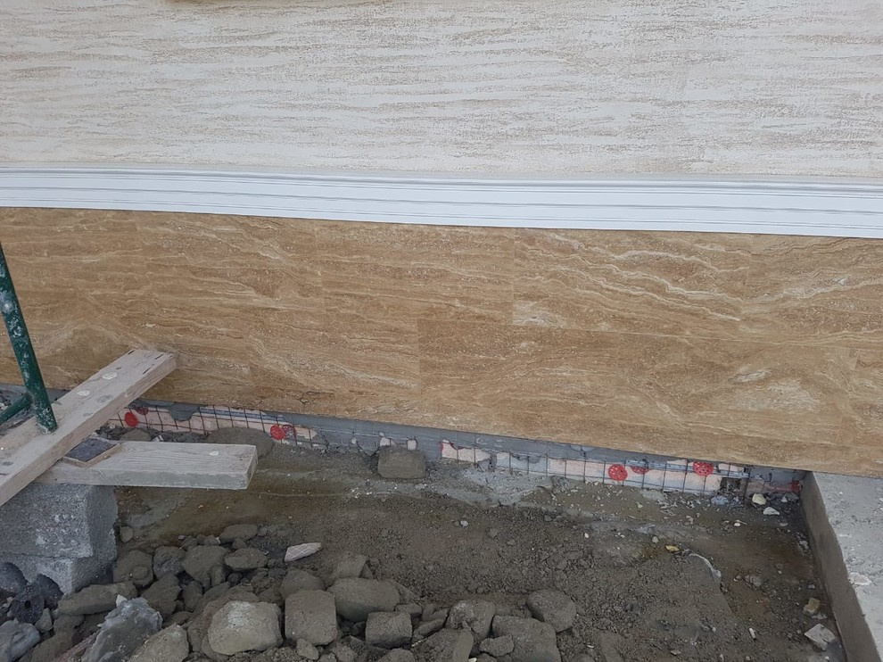 Цоколь из травертина и входная группа