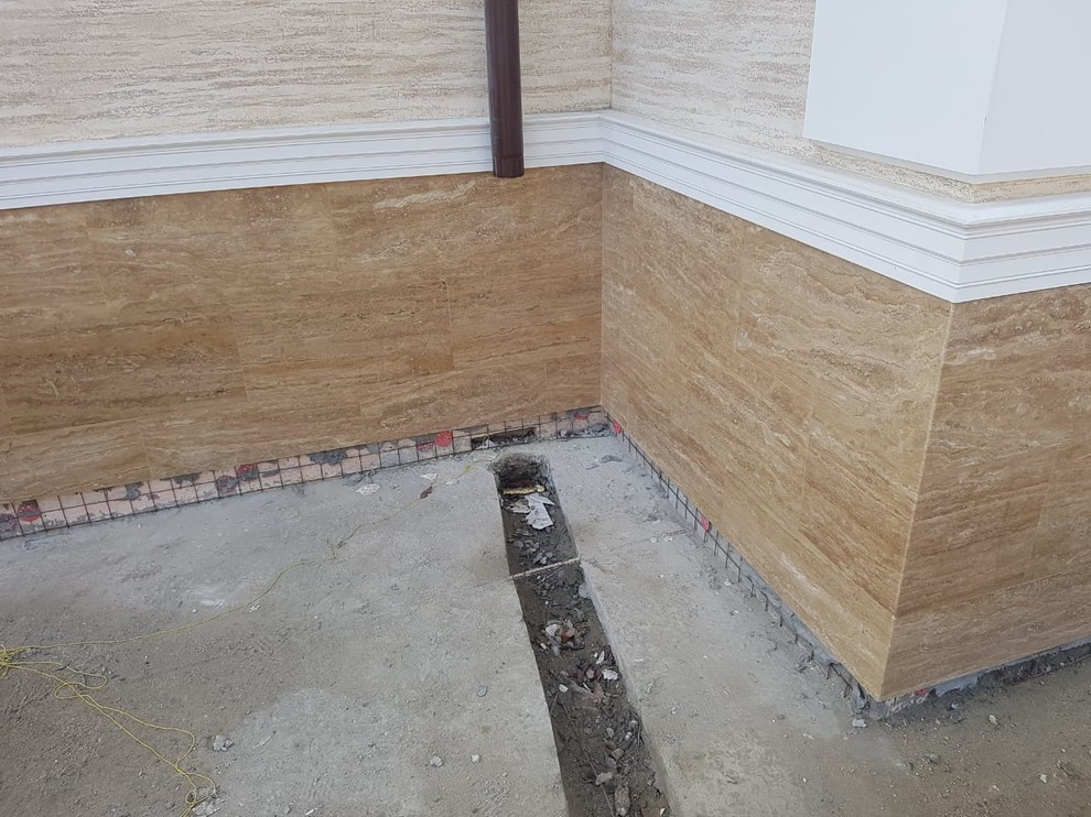 Цоколь из травертина и входная группа