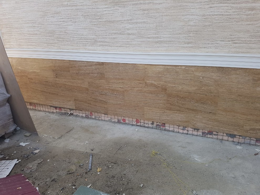 Цоколь из травертина и входная группа