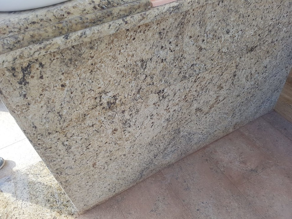 Цоколь из травертина и входная группа