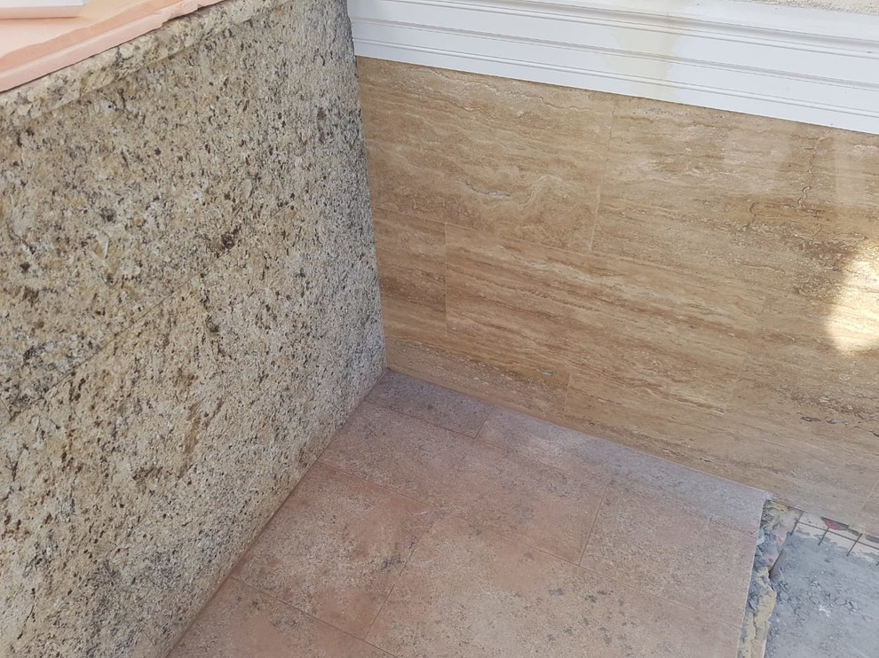 Цоколь из травертина и входная группа