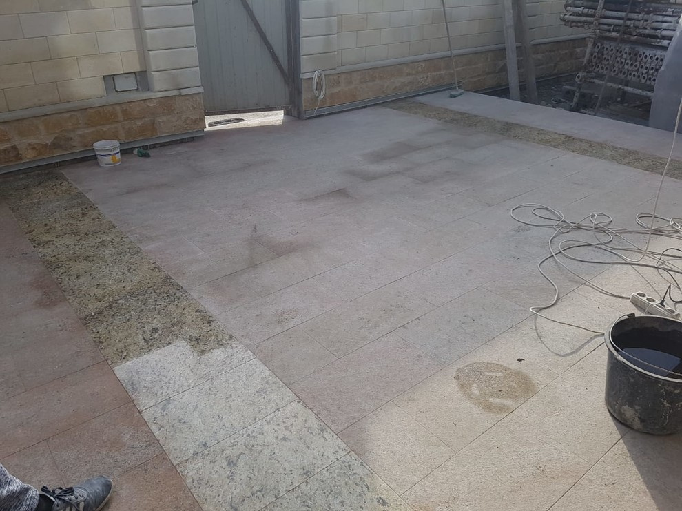 Цоколь из травертина и входная группа