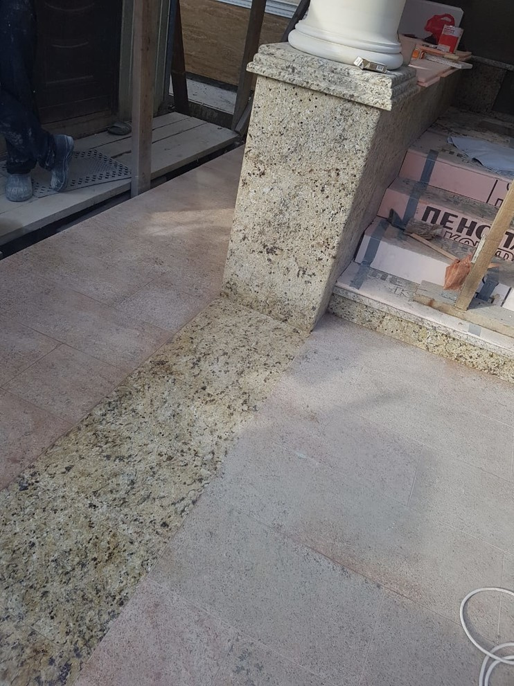 Цоколь из травертина и входная группа