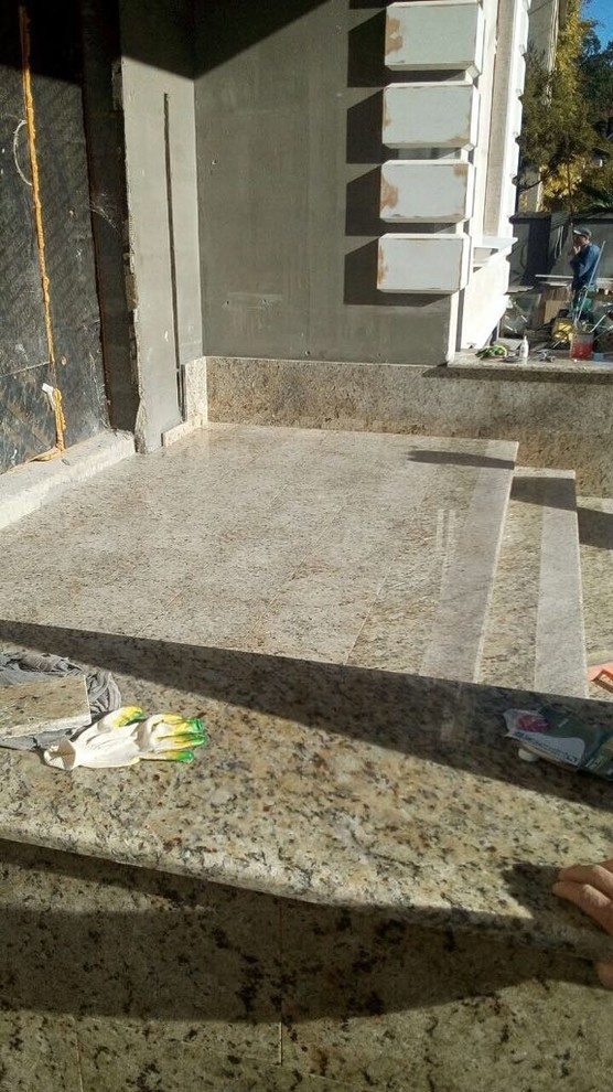 Цоколь из травертина и входная группа