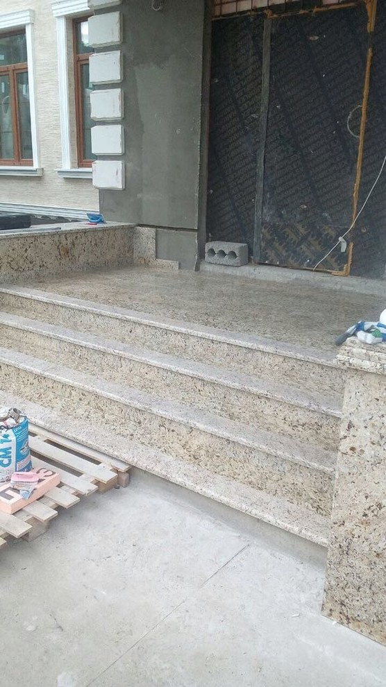 Обложка проекта: Цоколь из травертина и входная группа