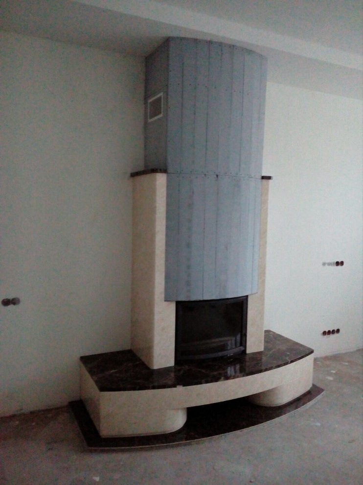 Выполненный полностью из мрамора камин с панорамной топкой