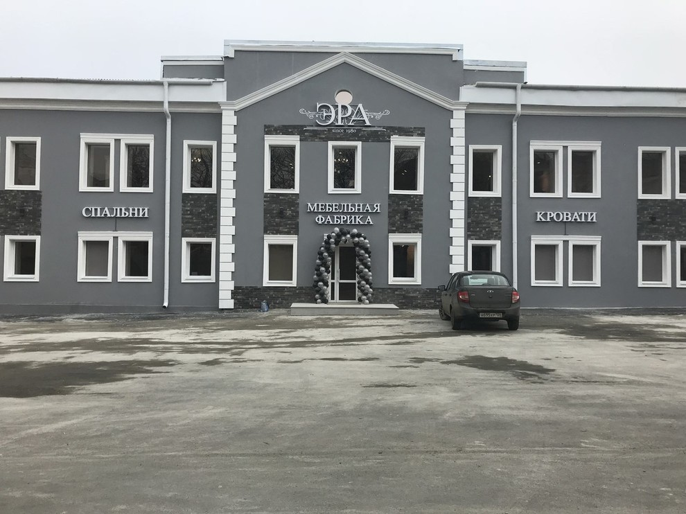 Фасад здания  салона мебели