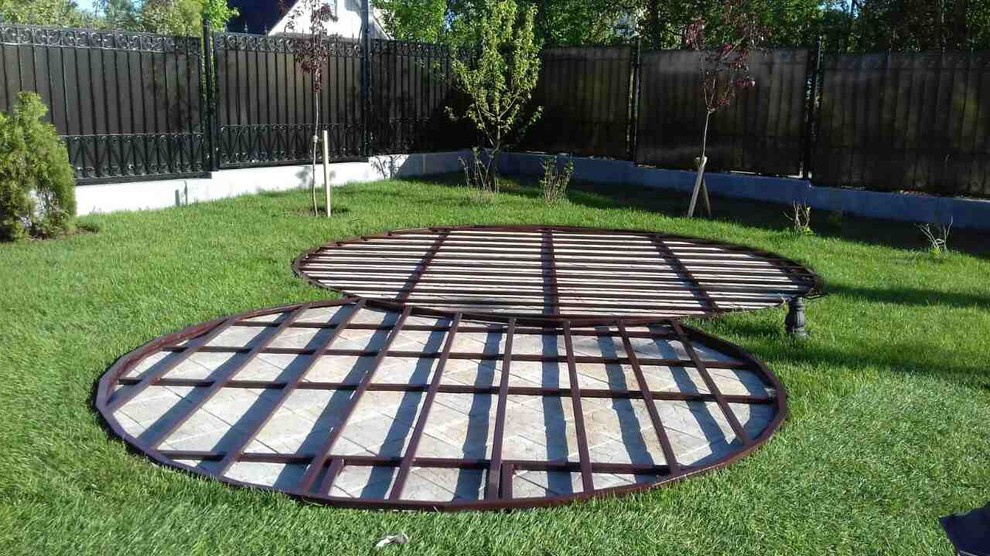 Площадка у дома