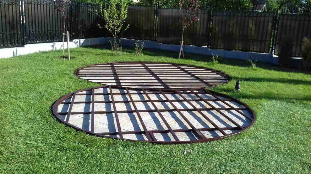 Площадка у дома