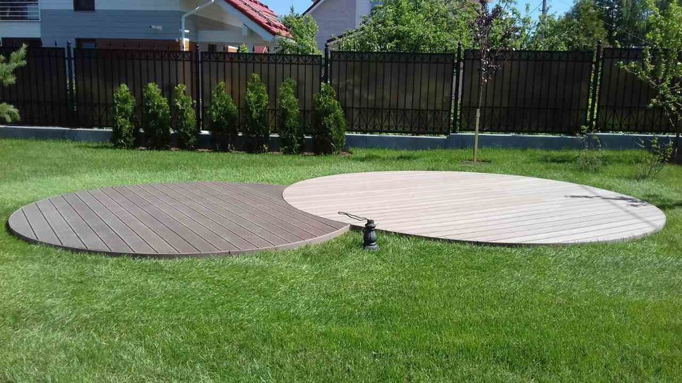 Площадка у дома