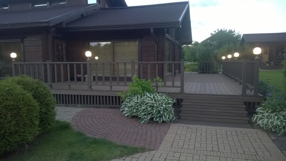 Терраса вокруг загородного дома с системой ограждений и крылечками