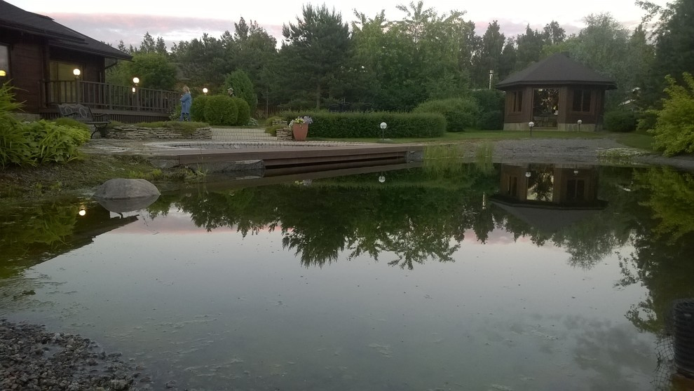 Мостик через пруд
