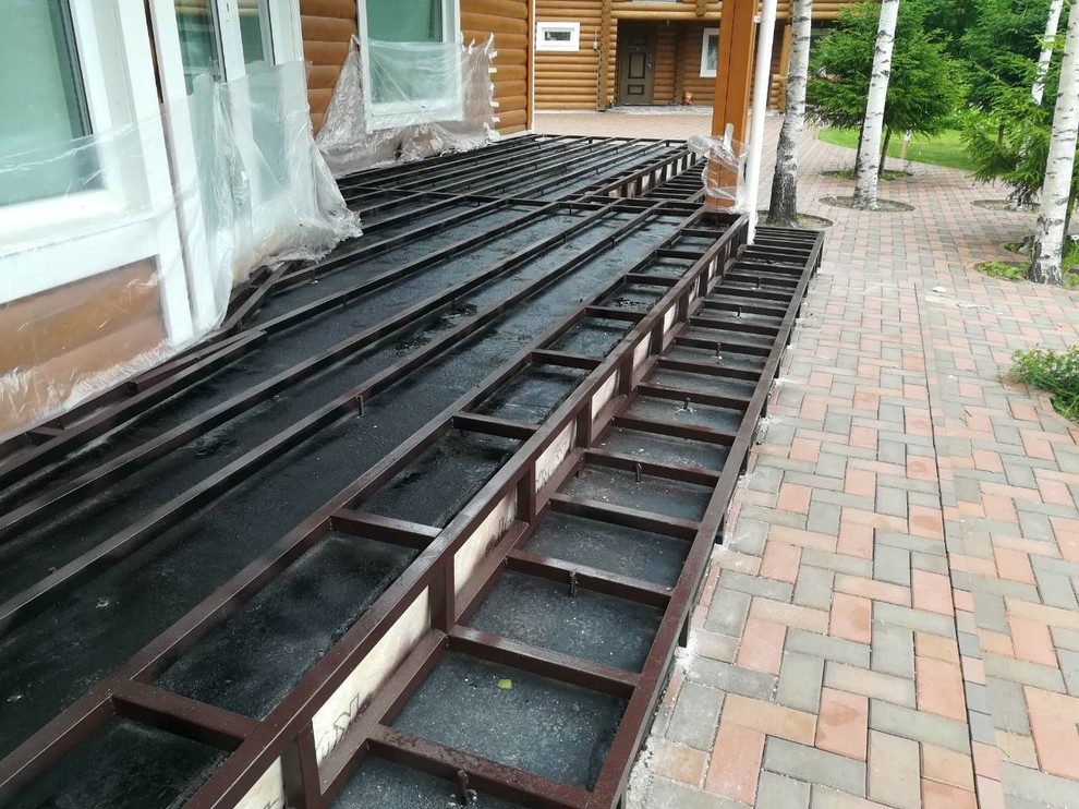 Терраса вокруг дома с бордюрами