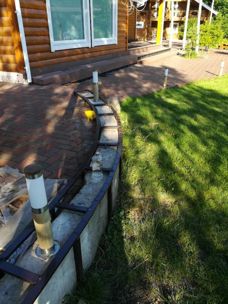 Терраса вокруг дома с бордюрами