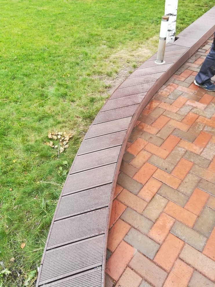 Терраса вокруг дома с бордюрами