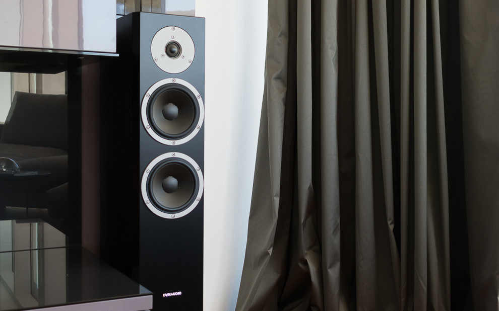 Домашний кинотеатр с проектором и экраном в квартире