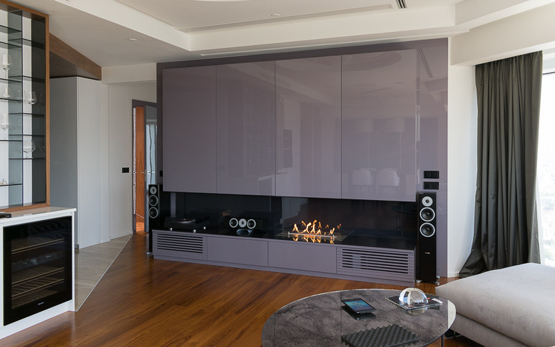 Домашний кинотеатр с проектором и экраном в квартире