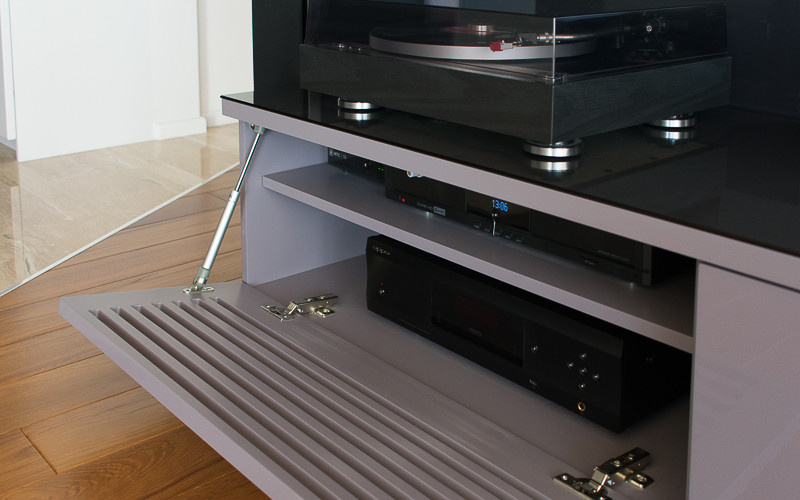 Домашний кинотеатр с проектором и экраном в квартире