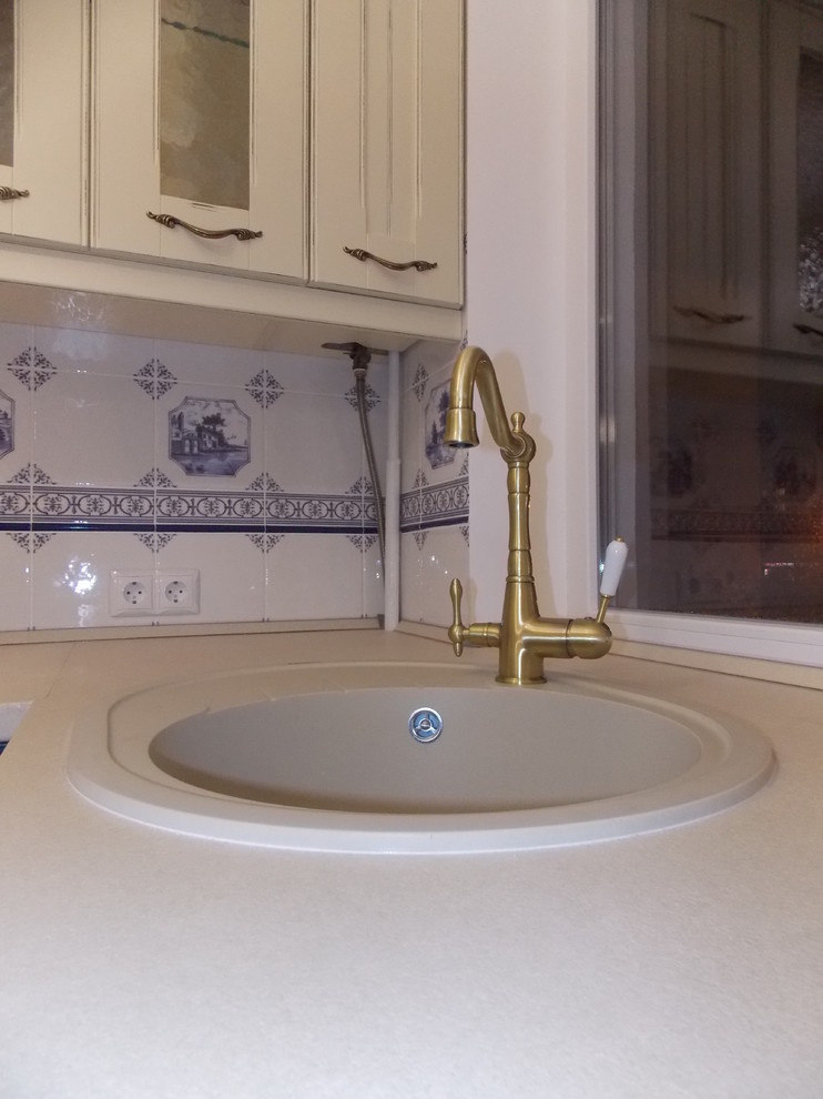 Кухня. Мойка возле окна