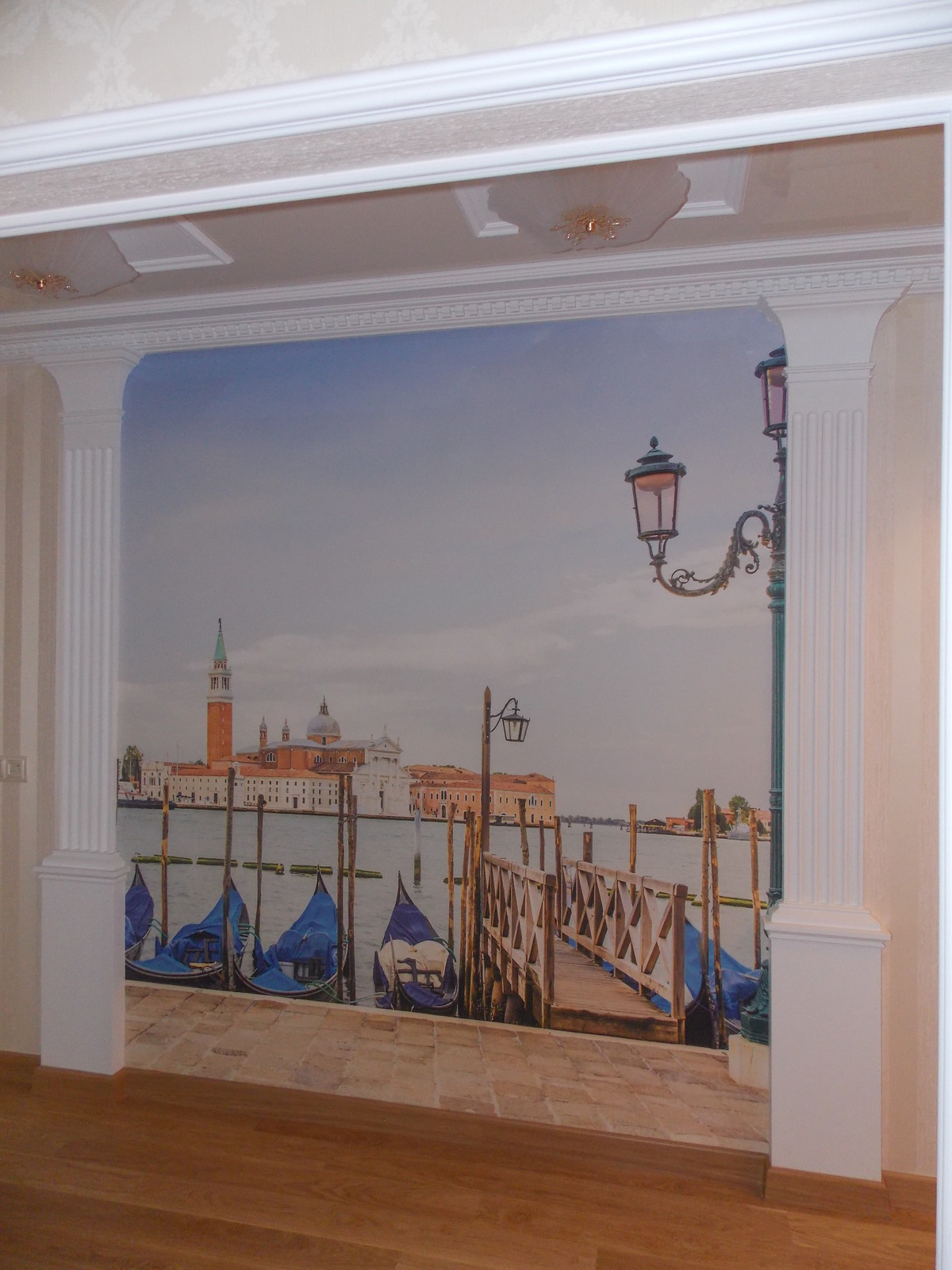 Вид из гостиной на прихожую