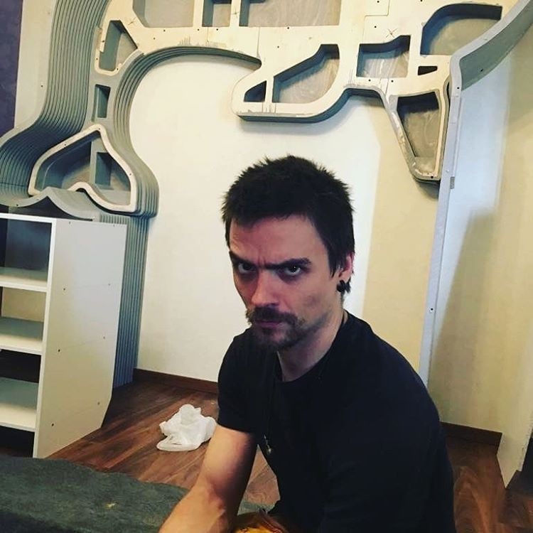 Глеб, владелец мастерской, руководит сборкой лично