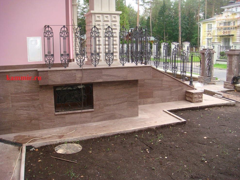 Цокольный этаж из камня разной фактуры