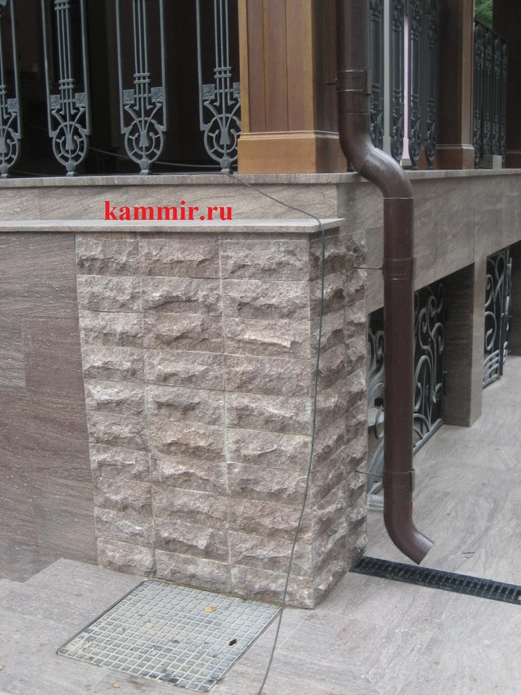 Цокольный этаж из камня разной фактуры