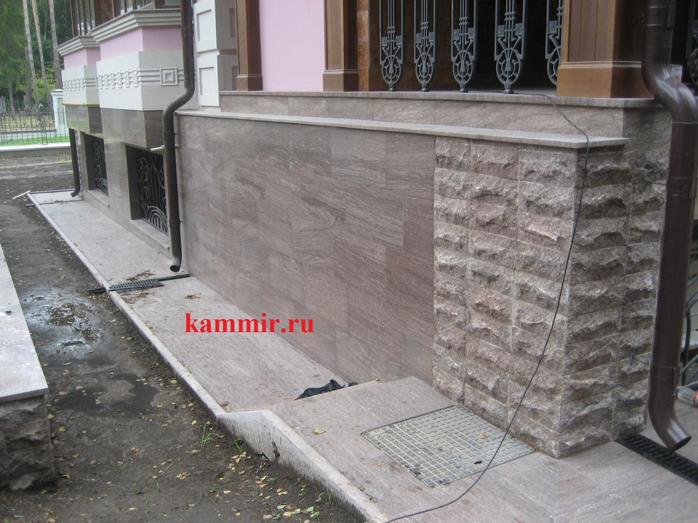 Цокольный этаж из камня разной фактуры