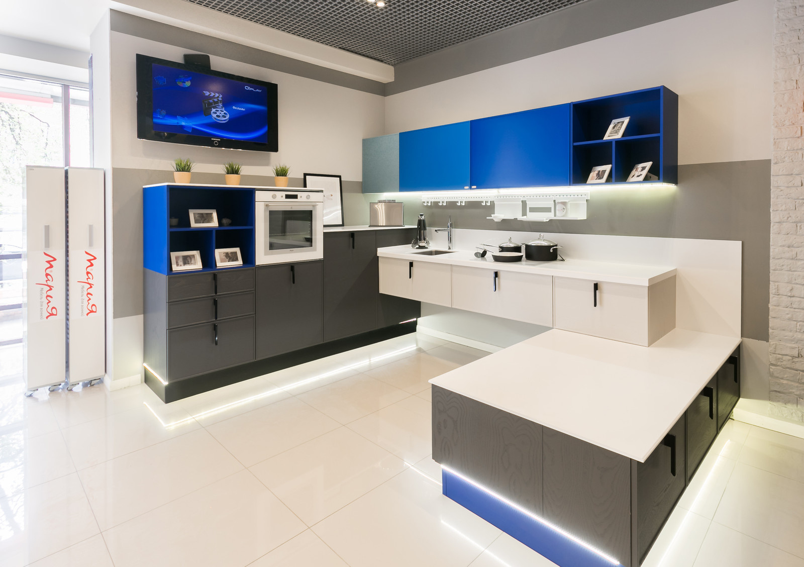 Бело-синяя кухня