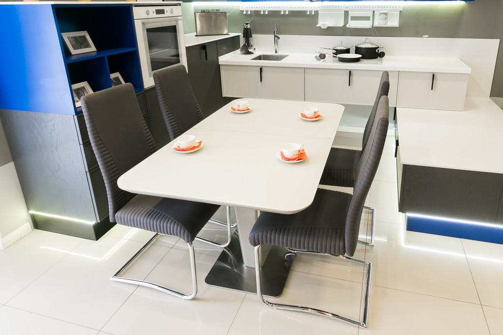 Бело-синяя кухня