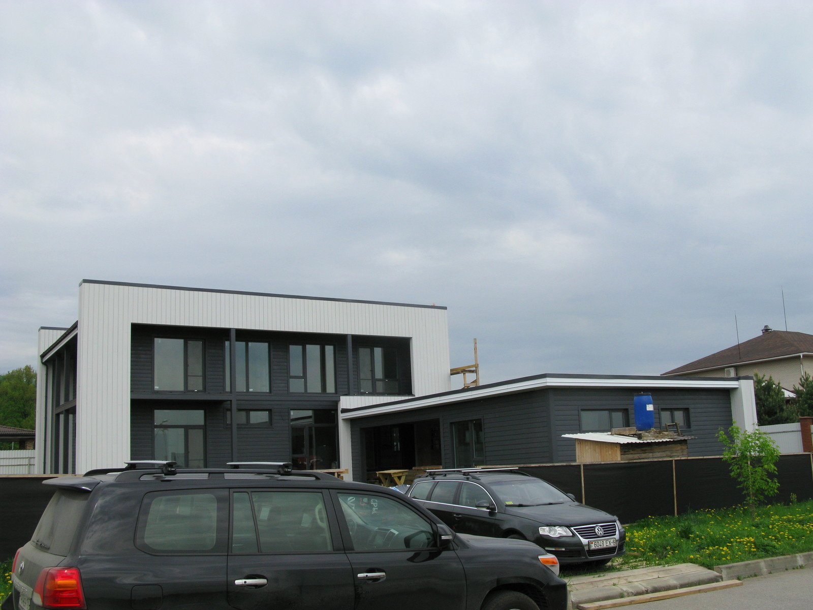" EE " House