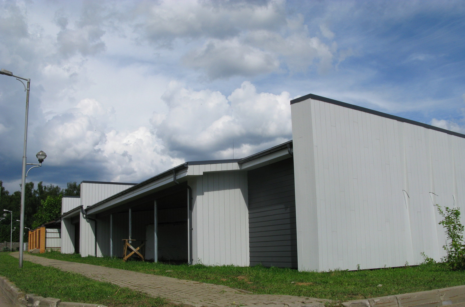 " EE " House