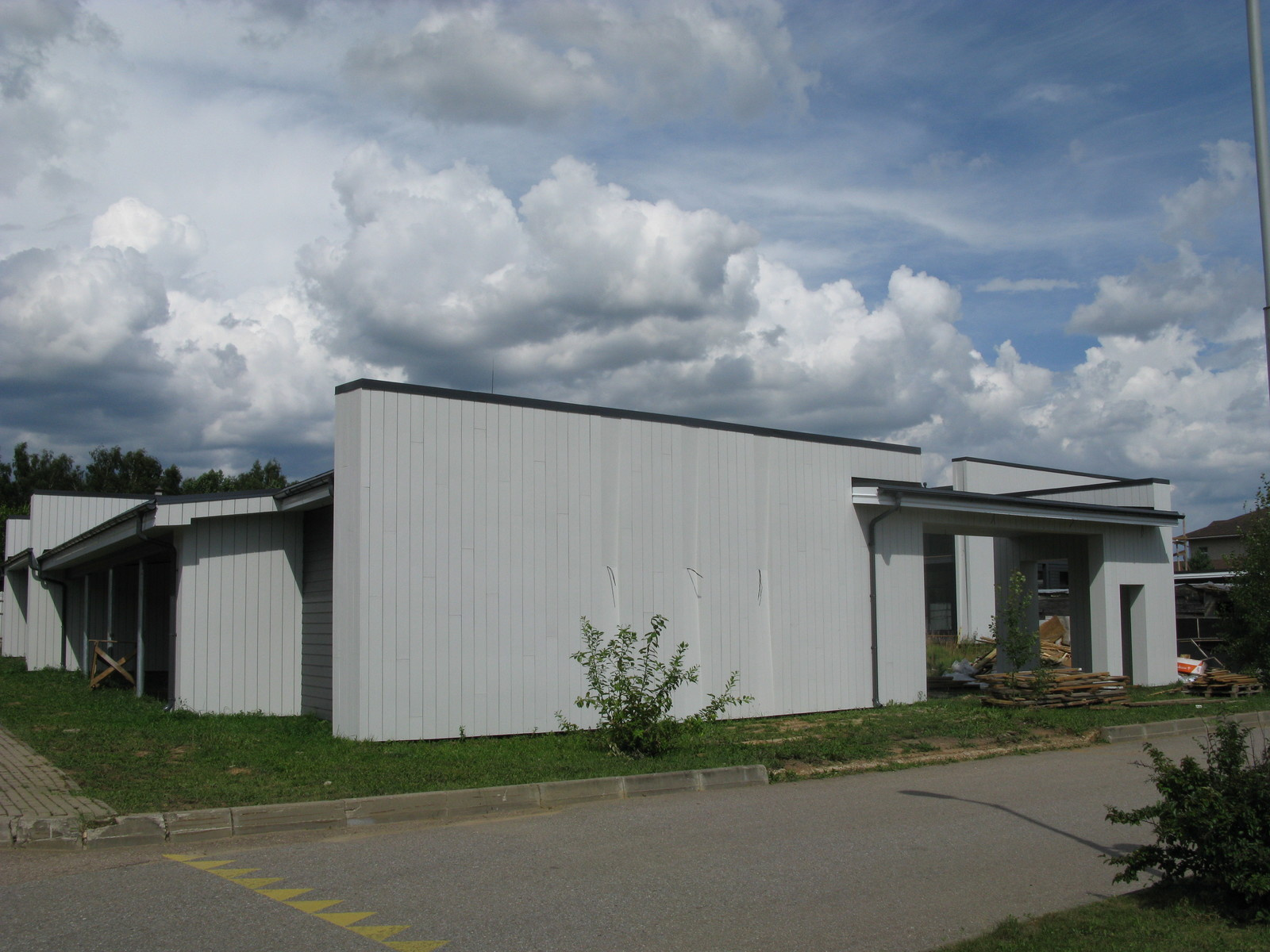 " EE " House