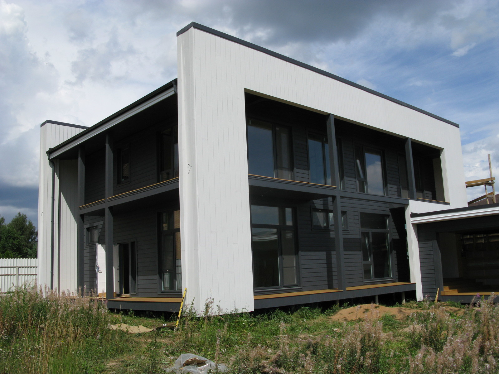 " EE " House