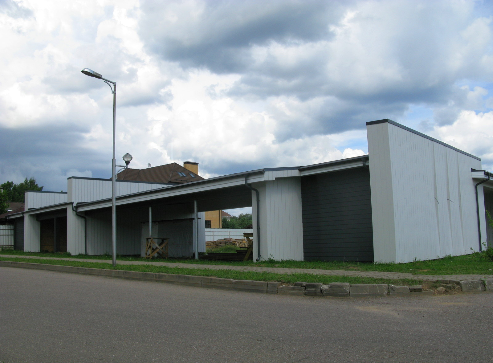 " EE " House