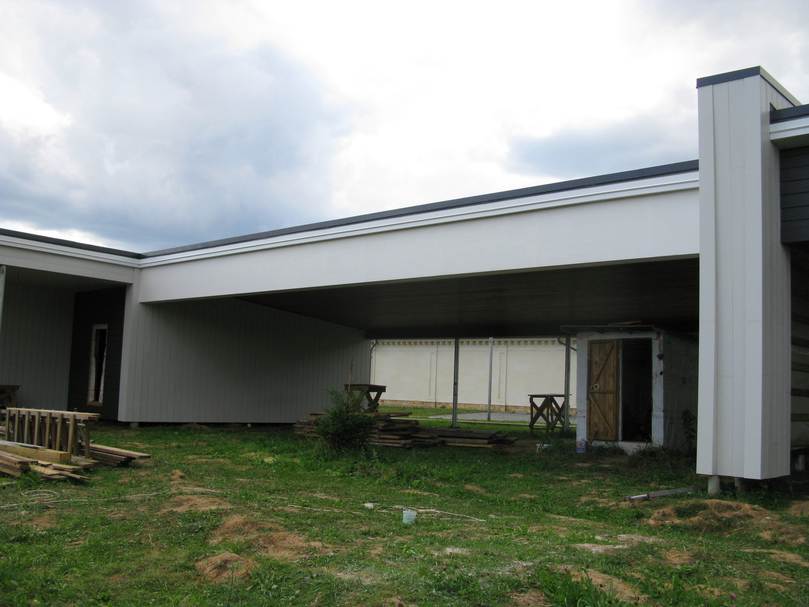 " EE " House