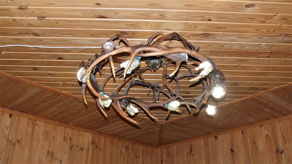 Подвесная люстра из рога марала и северного оленя .