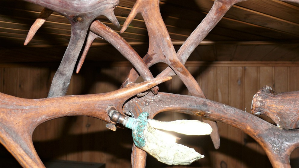 Подвесная люстра из рога марала и северного оленя .