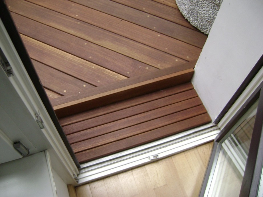 Балкон с покрытием из Коричневого Кумару.
