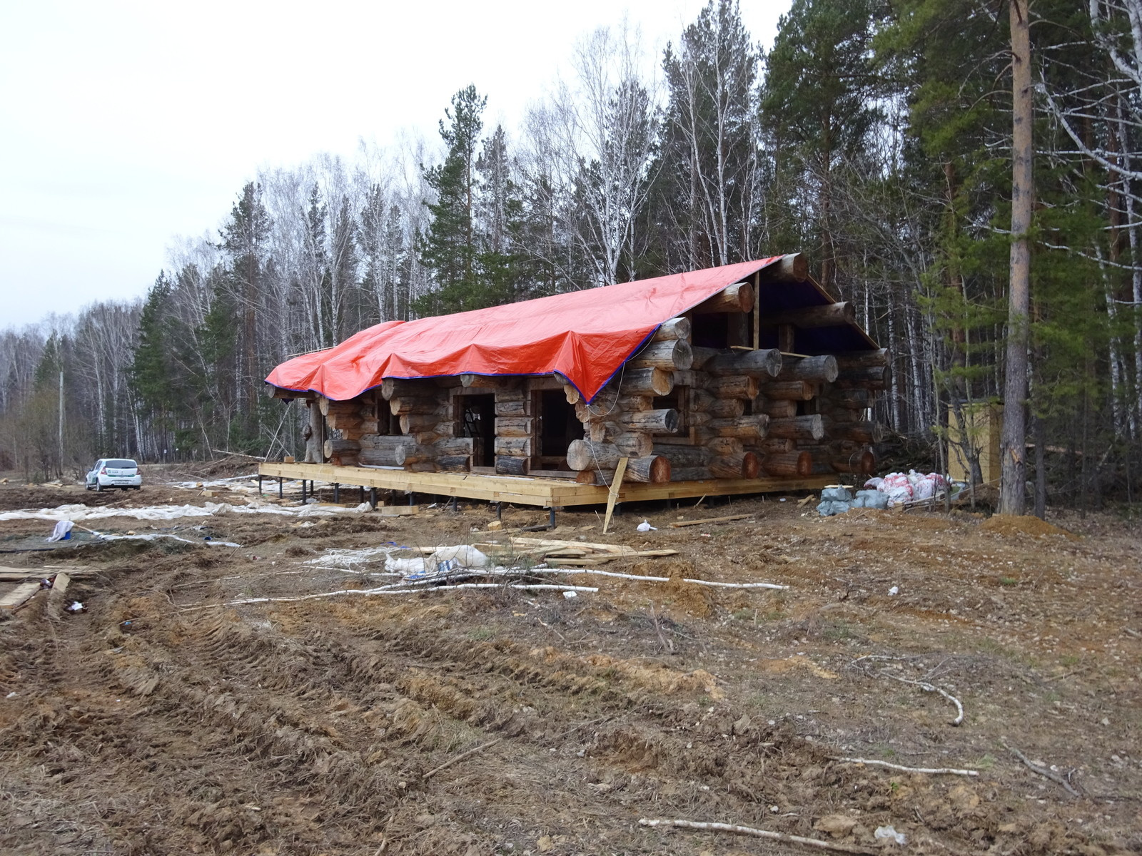 Срочно укрыть дорогую конструкцию из кедра  на 6 месяцев от дождя и снега
