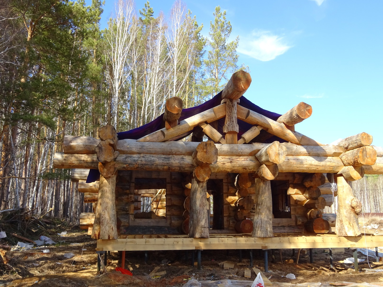 Срочно укрыть дорогую конструкцию из кедра  на 6 месяцев от дождя и снега