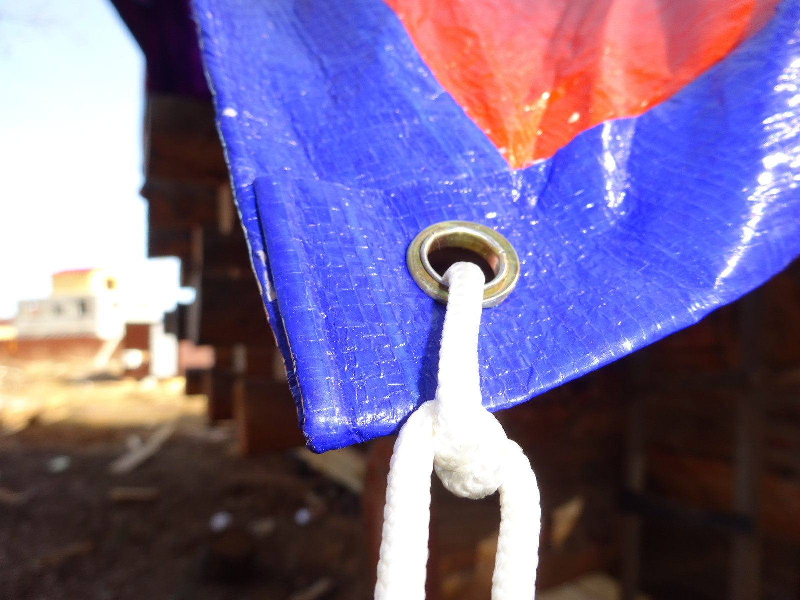 Срочно укрыть дорогую конструкцию из кедра  на 6 месяцев от дождя и снега