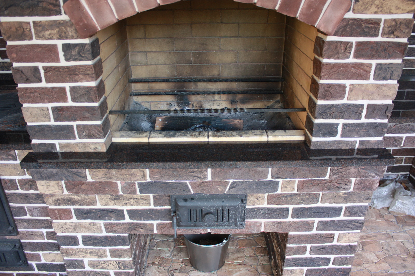 Гранитная столешница для барбекю