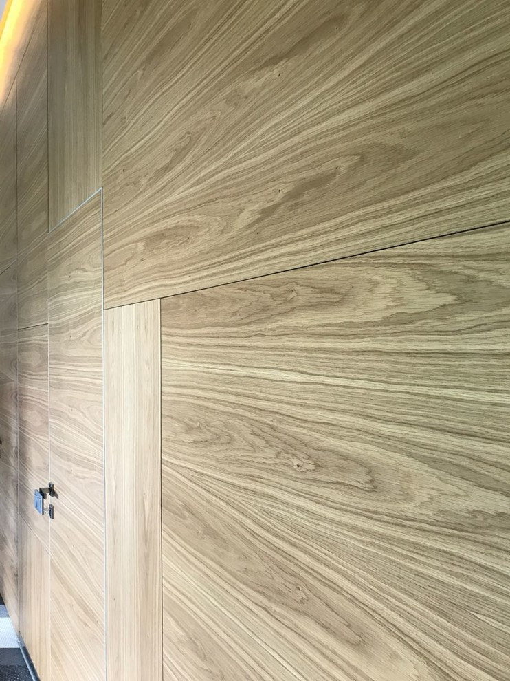 Скрытые двери и шпонированные стеновые панели