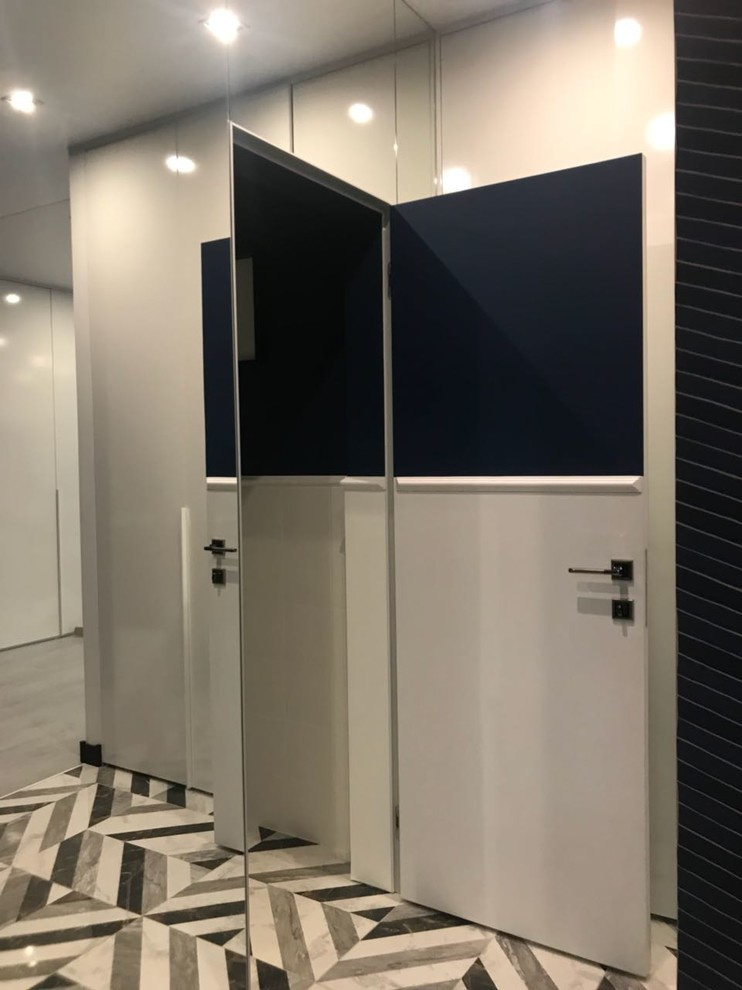 Зеркальная скрытая дверь